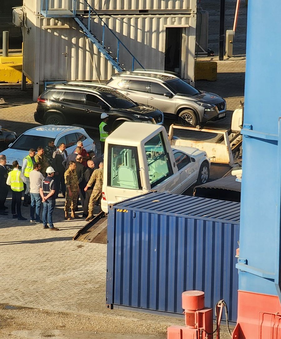 مرفأ بيروت يشرف على وصول الـ Popemobile لقداسة البابا لاوون الرابع عشر تحضيراً للزيارة التاريخية