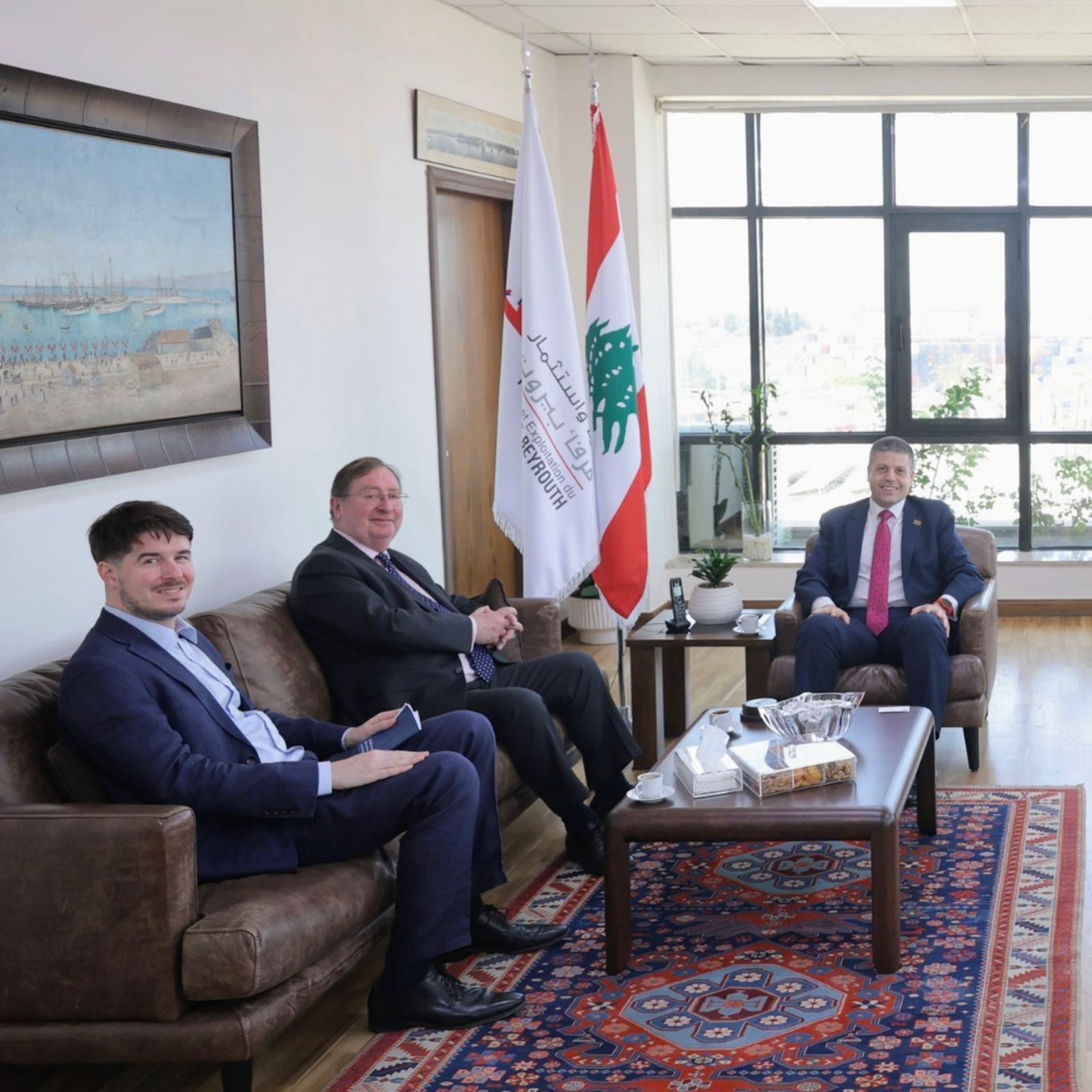 السفير البريطاني يطلع على أوضاع مرفأ بيروت 