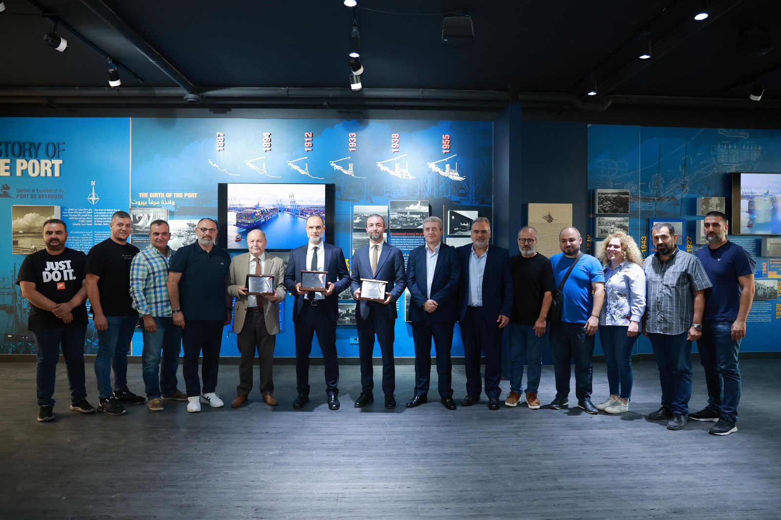 رسامني والبساط وعيتاني والأسمر مكرّمون تقديراً لدورهم في نقل موظفي الأهراءات إلى مرفأ بيروت رسامني والبساط وعيتاني والأسمر مكرّمون تقديراً لدورهم في نقل موظفي الأهراءات إلى مرفأ بيروت