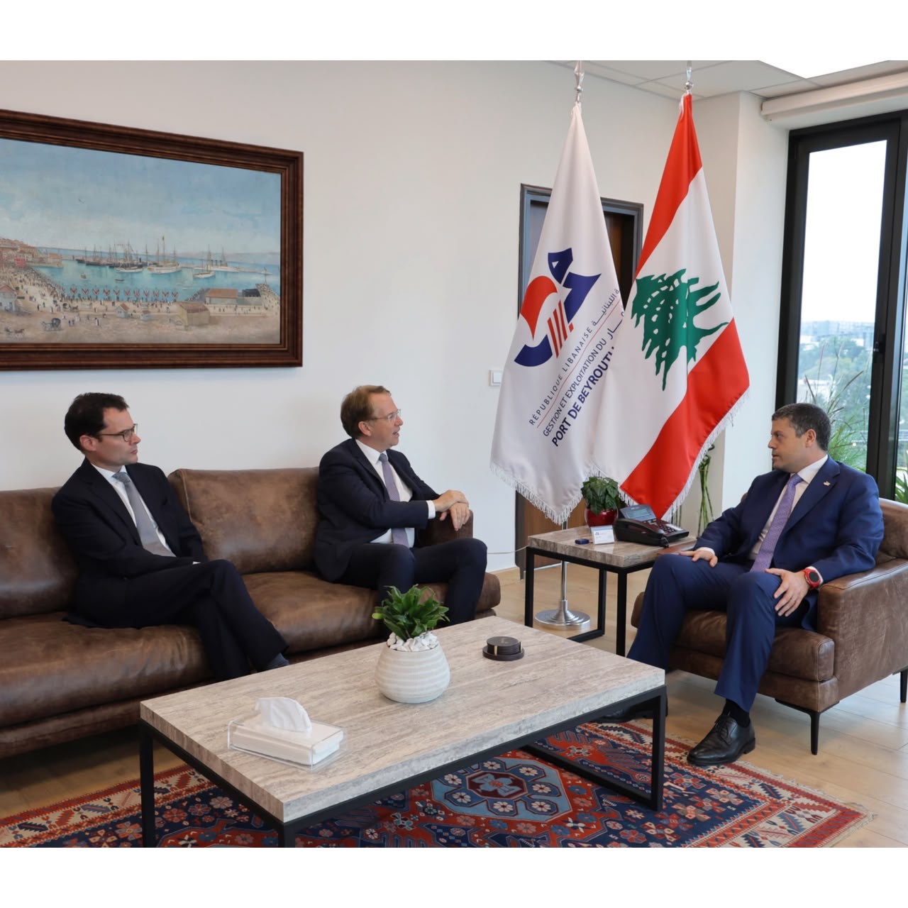 جولة للسفير دوريل في مرفأ بيروت
