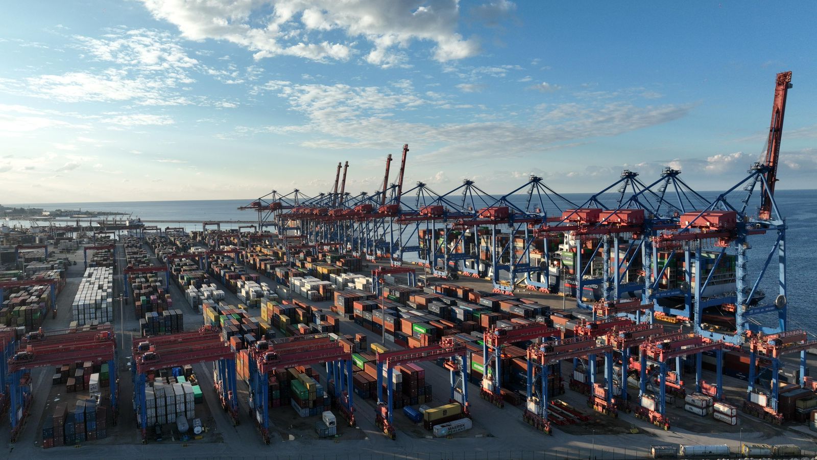  3 سفن و12,800 حاوية خلال 24 ساعة قفزة تشغيلية قياسية في مرفأ بيروت